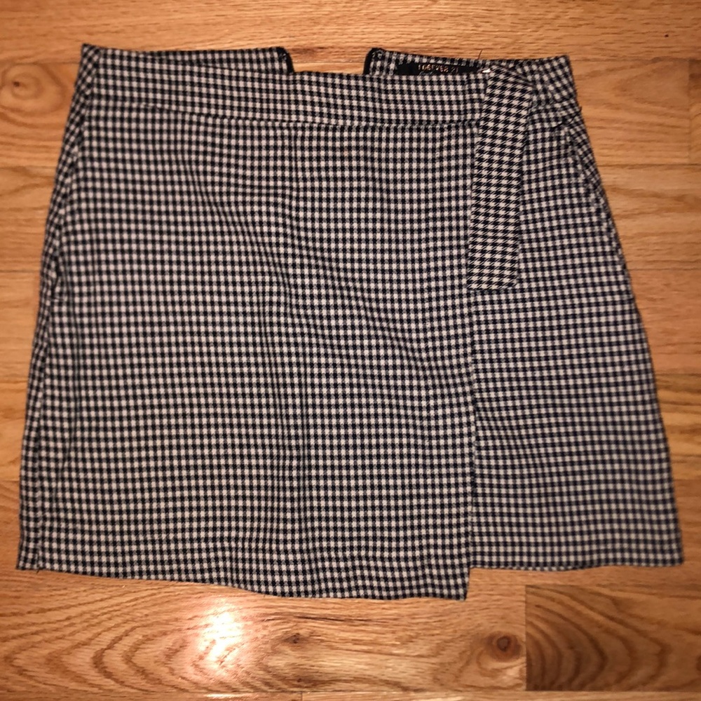 Gingham skirt belt accent